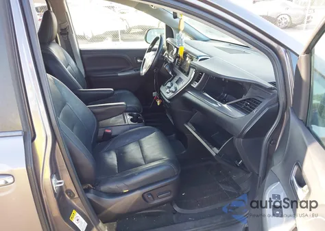 2015 Toyota Sienna Se 8 Passenger/Se Premium 8 Passenger z USA, uszkodzony, nr VIN 5TDXK3DC6FS586661